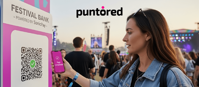 Persona escaneando código QR desde smartphone en festival, representando Banking as a Service