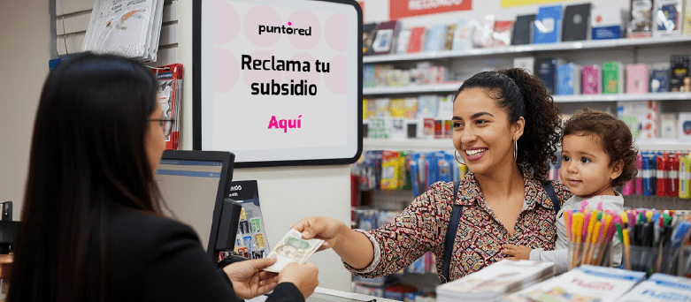 Persona reclamando subsidios en Colombia a través de Puntored