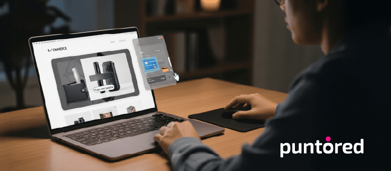 Persona usando una computadora portátil para hacer pagos digitales con tarjeta de crédito
