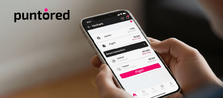 Smartphone mostrando app de neobanco para promover inclusión financiera