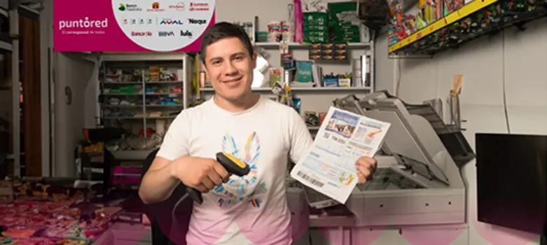 Corresponsal bancario en tienda apoyando inclusión financiera en la base de la pirámide económica