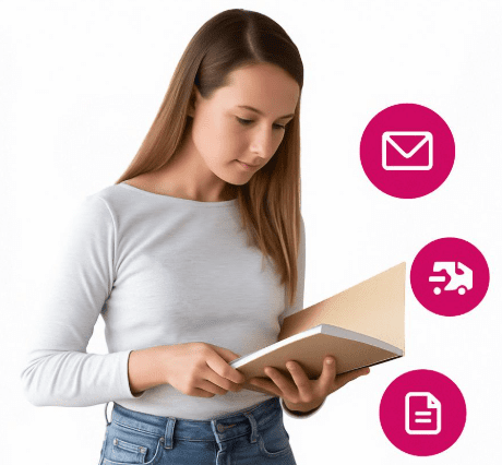 Mujer revisando documentos de proveedor en oficina con laptop y cajas