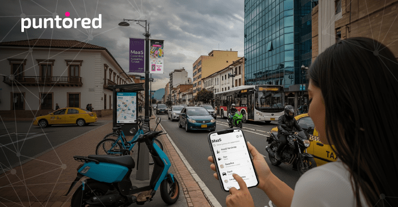 Usuario con smartphone en vía pública accediendo a app de movilidad, con transporte público al fondo, ejemplo de pagos abiertos en transporte