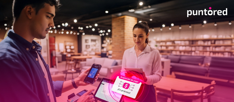 Cliente paga con smartphone en un retailer — pagos digitales en retail LATAM